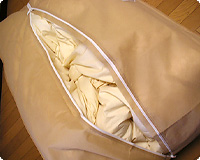 専用ふとん袋に布団を詰める
